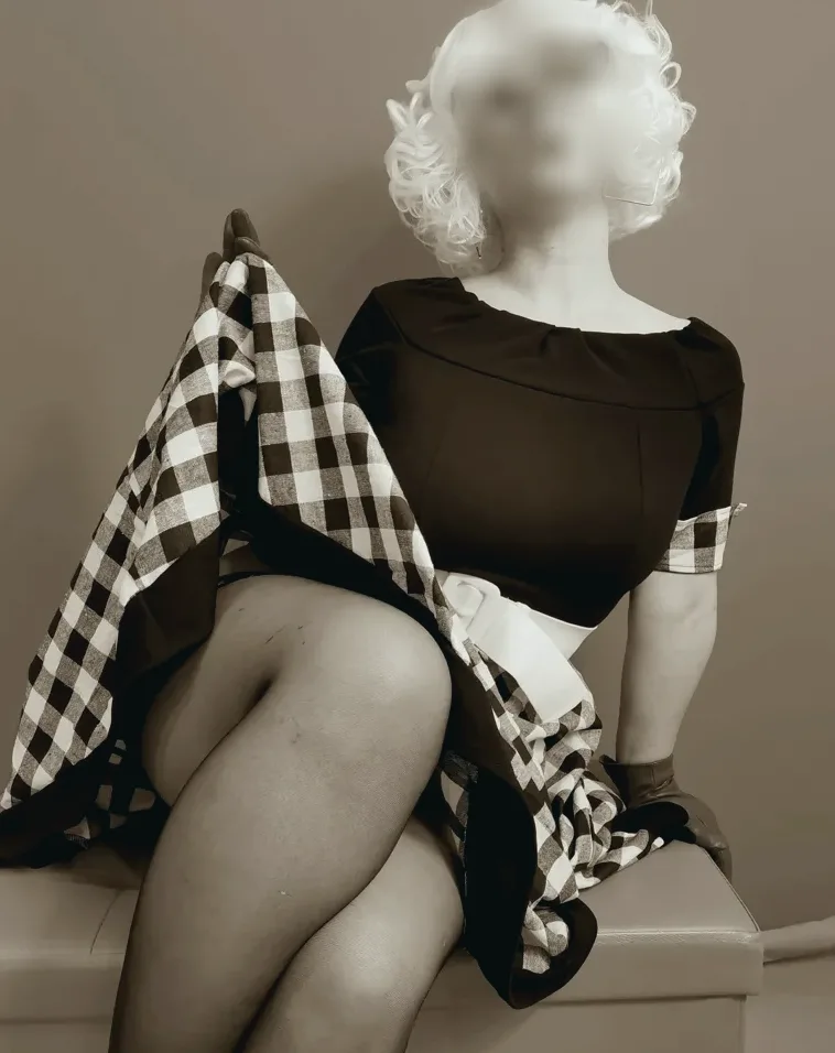 Angelica, 36