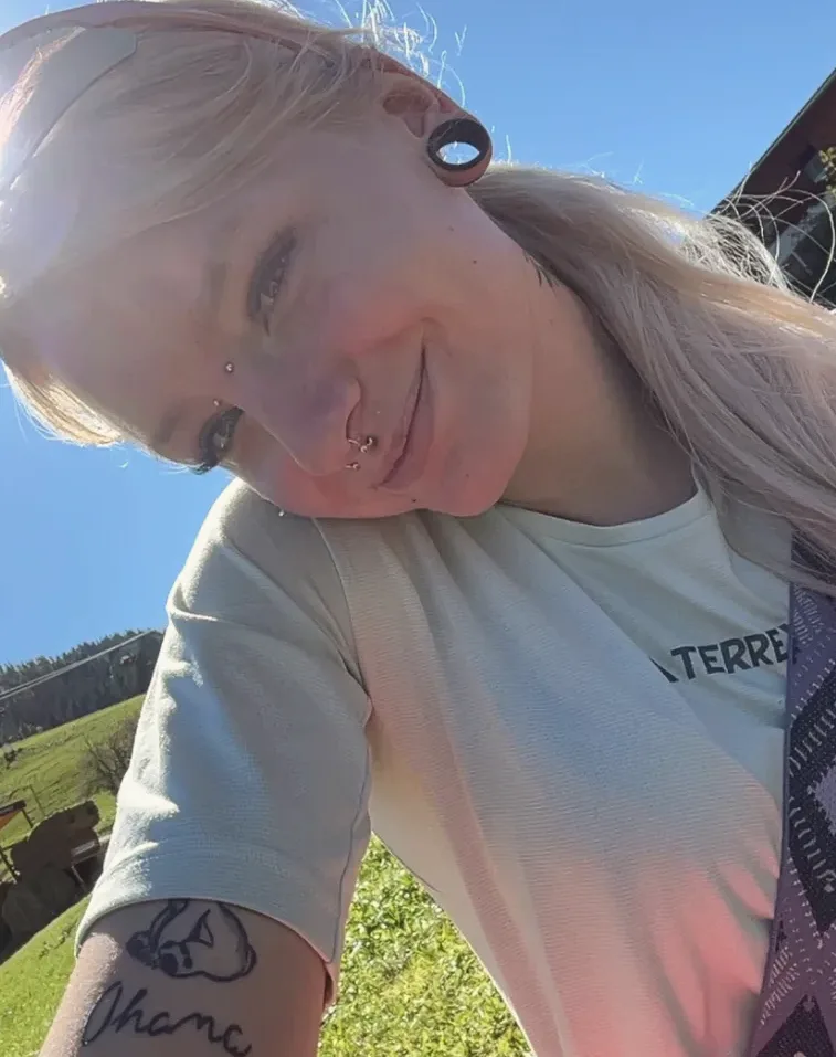 Elisabeth, 23