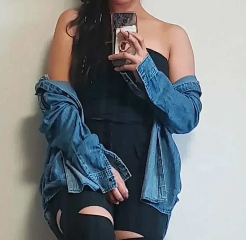 Emilia, 28